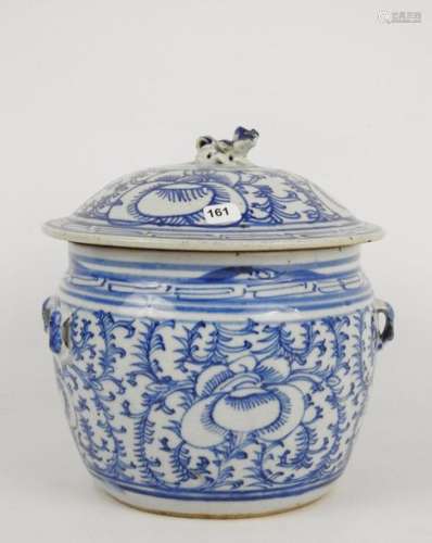 CHINE XIXème. Pot couvert en porcelaine à décor bl…