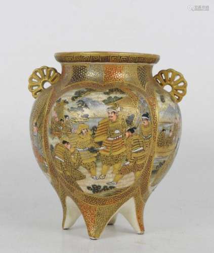 JAPON SATSUMA : Petit vase quadripode à deux anses…