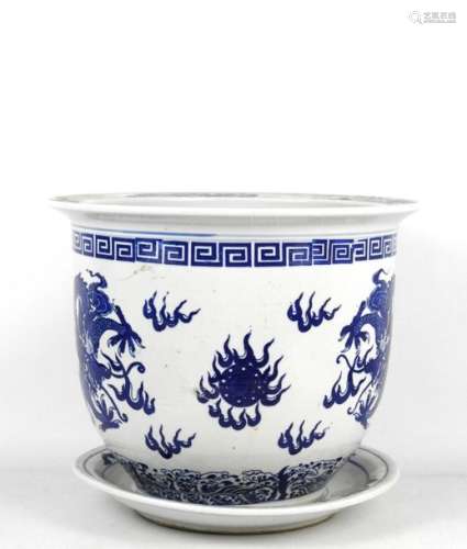 CHINE XXème. Cache pot et dormant en porcelaine à …