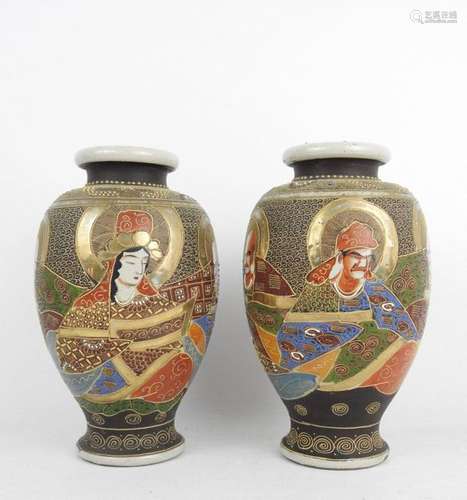 JAPON : SATSUMA : Paire de vases en porcelaine à d…