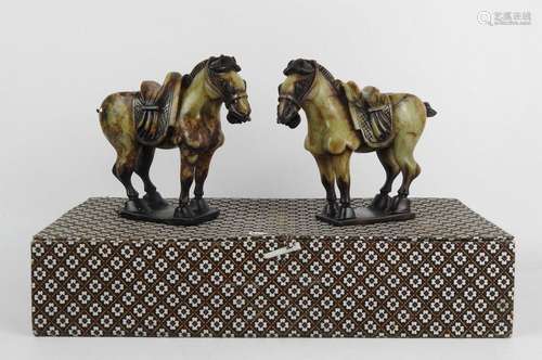 CHINE : Paire de chevaux en pierre dure sculptée. …