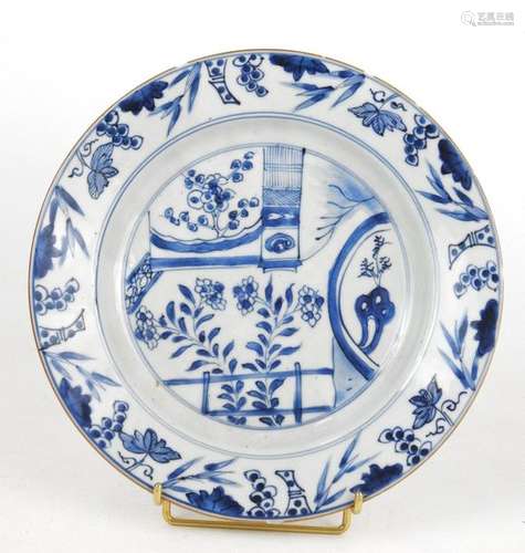 CHINE XIX ème. Assiette en porcelaine à décor blan…