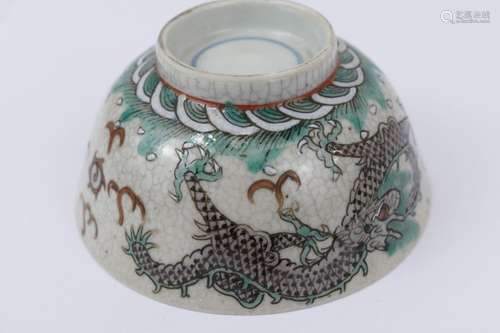 CHINE : Coupe en porcelaine craquelée à motif de d…