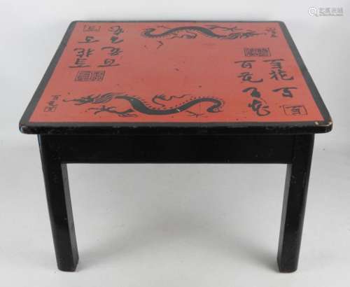 TABLE BASSE en bois laqué rouge et noir à décor de…