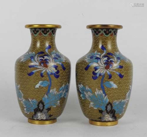 CHINE : Paire de petits vases balustres en émaux c…