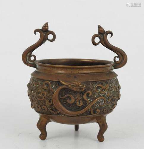 CHINE : Pot tripode en bronze à décor de dragons à…