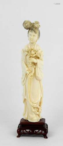 CHINE début XXème. Guanyin tenant une fleur. Sujet…