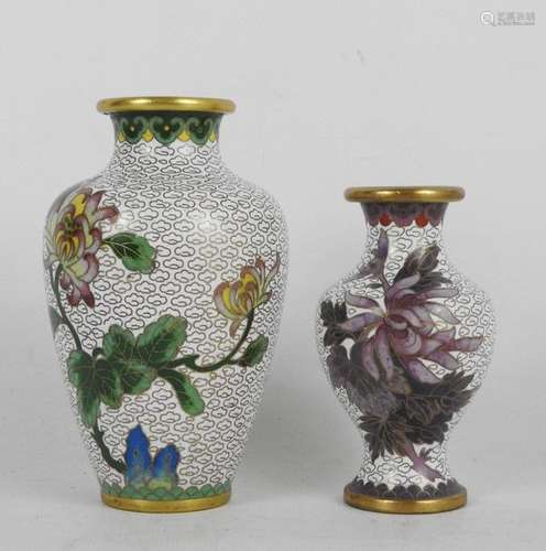 CHINE : Deux petits vases en émaux cloisonnés à dé…