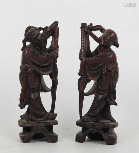 CHINE : Deux personnages en bois sculpté teinté. H…