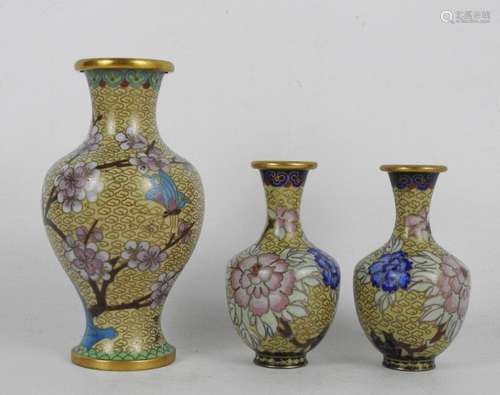 CHINE : Trois petits vases en émaux cloisonnés à d…