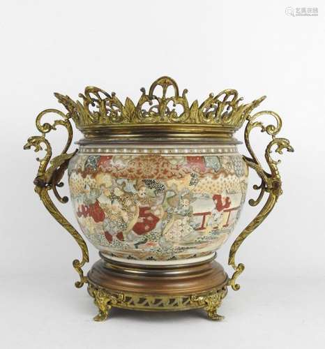 JAPON : SATSUMA : Cache pot monté, en porcelaine à…