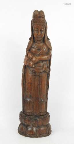 ASIE DU SUD EST : Guanyin en bois sculpté. Signé a…