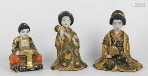 JAPON SATSUMA : Deux sujets en faïence polychrome …