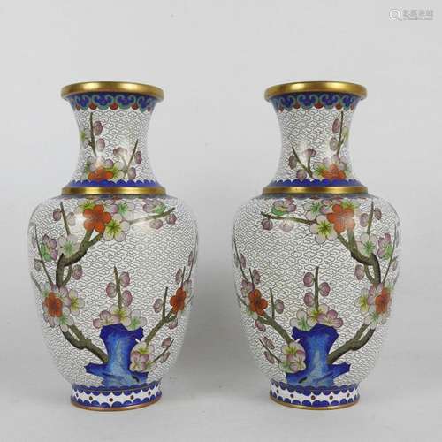 CHINE : Paire de vases de forme balustre en laiton…