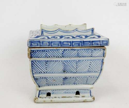 CHINE : Urne funéraire en porcelaine décor blanc b…