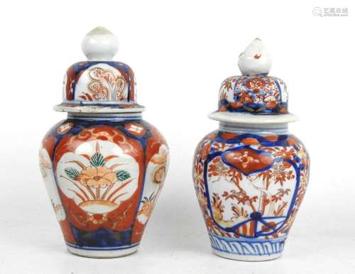 JAPON : Deux petits pots couverts en porcelaine dé…