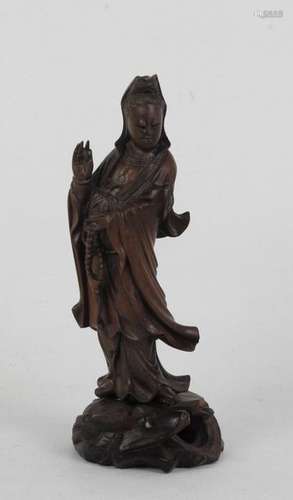 CHINE : Geïsha en bois sculpté reposant sur un dra…