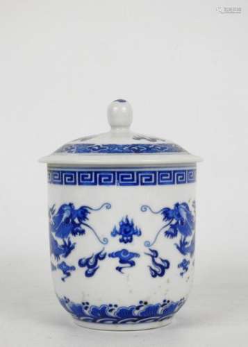 CHINE XXème. Tasse couverte en porcelaine à décor …