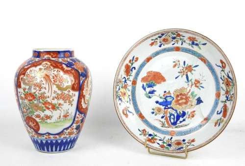 JAPON : Vase en porcelaine à décor Imari. Haut.: 2…