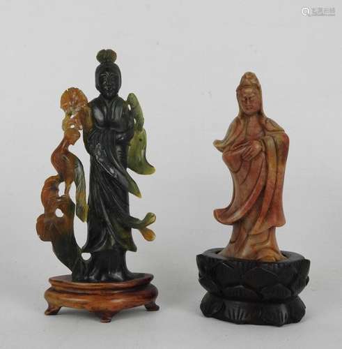 CHINE : Deux geïshas en pierre dure sculptée dont …