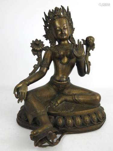 BOUDDHA assis en bronze doré sur un socle ajouré. …