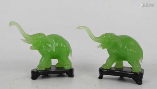 CHINE : Deux éléphants en pierre dure verte sculpt…