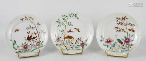 TROIS ASSIETTES en porcelaine à décor d'échassiers…