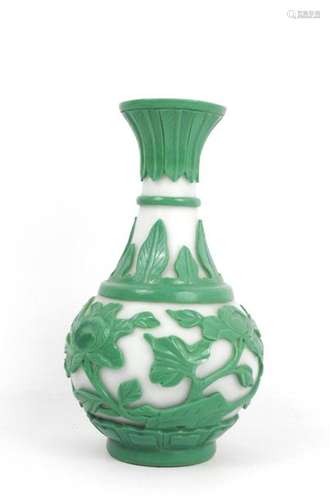 CHINE XXème siècle. Vase pansu en verre overlay ve…