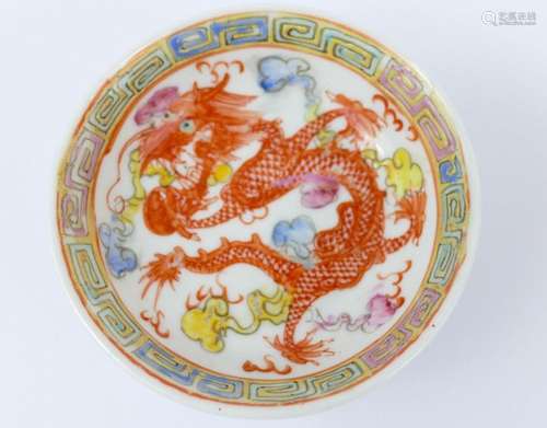 CHINE : Coupelle sur talon en porcelaine à décor p…