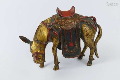 CHINE : Mule en bronze doré polychrome, sans toba.…