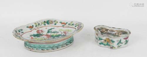 CHINE : Coupe ovale sur pied en porcelaine à décor…