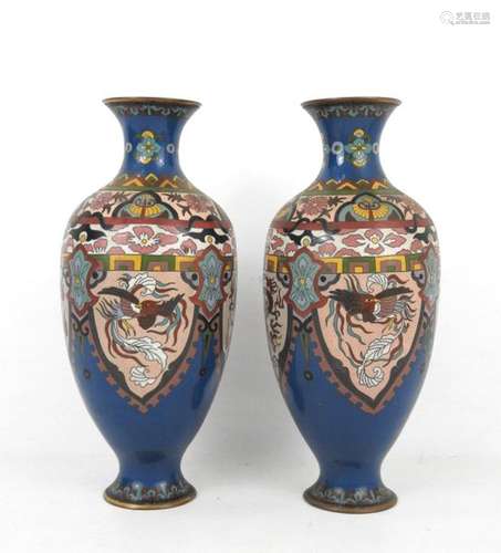 CHINE : Paire de vases en émaux cloisonnés polychr…