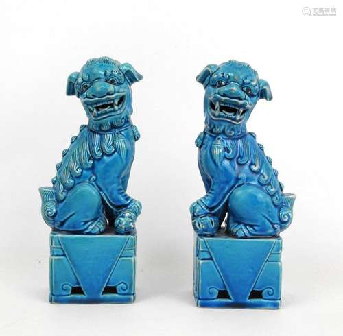 CHINE : Paire de chiens de fô en porcelaine bleue.…