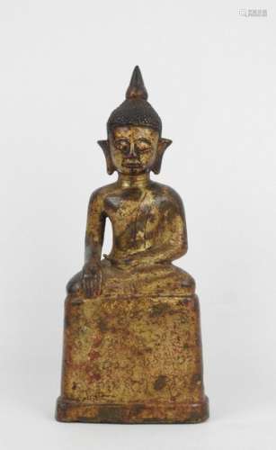 Bouddha assis en bronze à patine doré. Inscription…