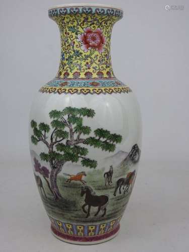 CHINE : Vase balustre en porcelaine polychrome à d…