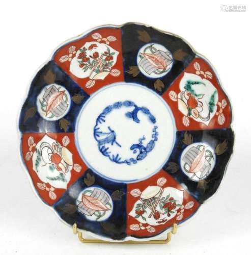 JAPON: Assiette en porcelaine décor Imari. Diam.: …