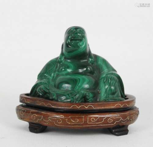 CHINE : Bouddha en malachite sculptée. Haut.: 7.5 …