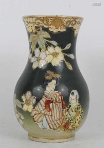 JAPON SATSUMA : Vase en faïence à décor sur fond v…