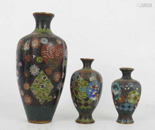 JAPON: Trois vases en émaux cloisonnés polychromes…