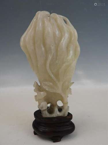 CHINE: Vase en jade sculpté. Socle en bois. H: 15 …