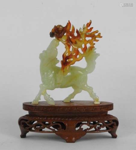 CHINE : Cheval et perle. Sujet en jadeïte sculptée…