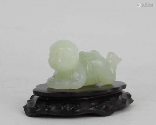CHINE : Petit enfant couché en jade céladonné scul…