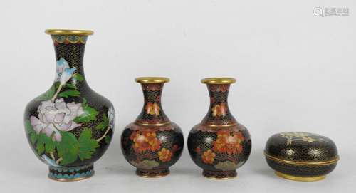 CHINE : Trois petits vases en émaux cloisonnés et …