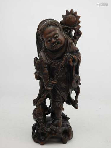 CHINE : Statuette de sage tenant une chimère encha…