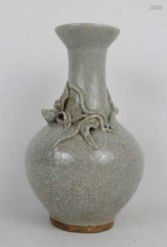 CHINE: Vase balustre en faïence craquelée céladon.…