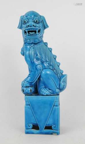 CHINE : Chien de fô en porcelaine bleue. Haut.: 31…