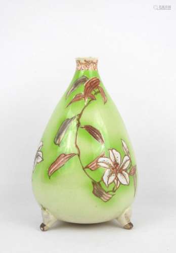 JAPON : Vase piriforme en faïence à décor de fleur…