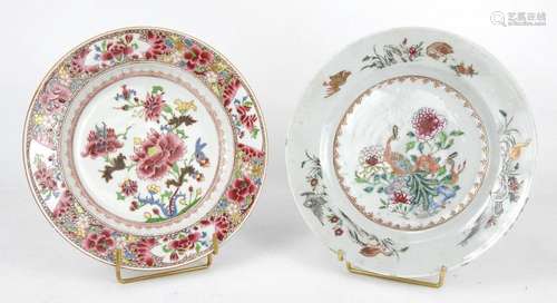 CHINE XXème: Deux assiettes en porcelaine à décor …