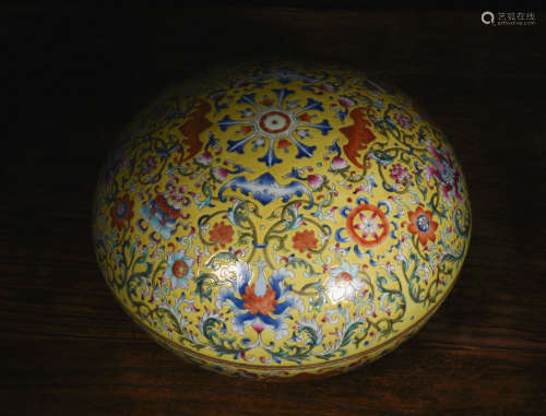 A YELLOW GROUND FAMILLE ROSE FLOWER PORCELAIN BOX