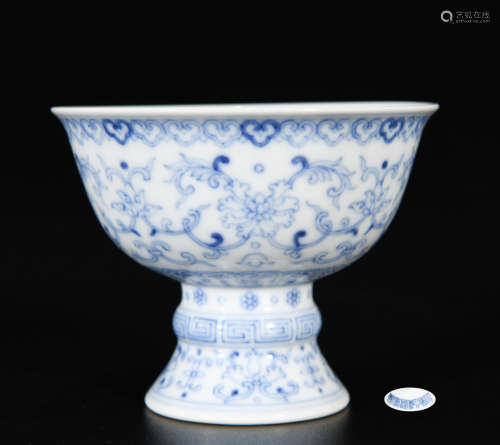 A BLUE AND WHITE FLOWER PORCELAIN STEM CUP